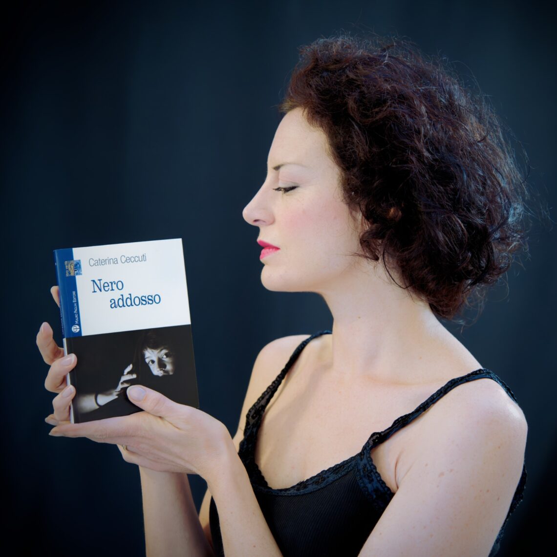 Caterina Cecuti con il suo ultimo romanzo noir "Nero addosso" (Pagliai editore, 2022)